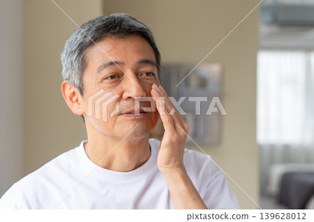 皮膚狀況不佳的中年男性 皮膚狀況不佳的中年男性 139628012