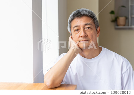 微笑的老者放鬆 139628013