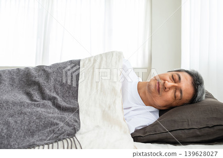 中年男子在床上睡覺 中年男子在床上睡覺 139628027