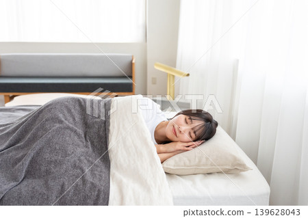 睡在床上的女人 139628043