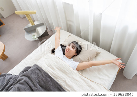 一個女人在床上伸展 一個女人在床上伸展 139628045