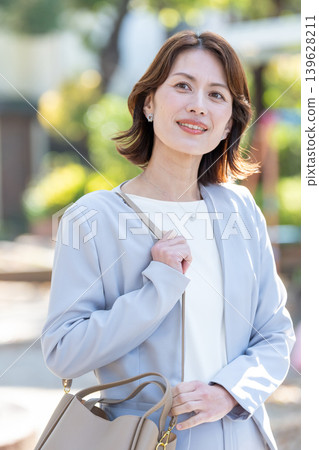Middle-aged women, career women, business Middle-aged women, career women, business 139628211