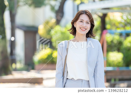 Middle-aged women, career women, business Middle-aged women, career women, business 139628212