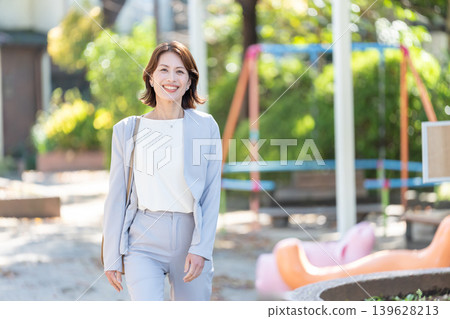 Middle-aged women, career women, business Middle-aged women, career women, business 139628213