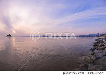 黃昏時分,宮治湖上漂浮寄居島,湖面景色寧靜祥和。 黃昏時分,宮治湖上漂浮寄居島,湖面景色寧靜祥和。 139628554