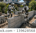 一張雙足機器人正在鋪設房屋混凝土塊的圖片。 139628568