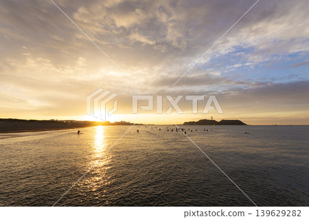 Shonan Kugenuma Beach: Enoshima Island and the beach bathed in the morning sun. Shonan Kugenuma Beach: Enoshima Island and the beach bathed in the morning sun. 139629282