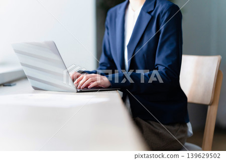 使用一台筆記本電腦的女人 使用一台筆記本電腦的女人 139629502