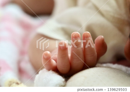Close-up of a newborn's tiny left hand and nails | Image material for maternal and child health, childcare, and the birth of life Close-up of a newborn's tiny left hand and nails | Image material for maternal and child health, childcare, and the birth of life 139629503