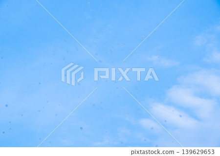 肥皂泡在空中飛舞的畫面 肥皂泡在空中飛舞的畫面 139629653