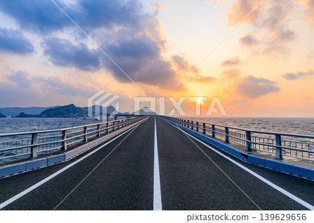 初夏時節,鹿兒島縣薩摩仙台市古式橋及日落美景 初夏時節,鹿兒島縣薩摩仙台市古式橋及日落美景 139629656