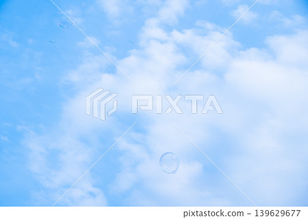 肥皂泡在空中飛舞的畫面 肥皂泡在空中飛舞的畫面 139629677