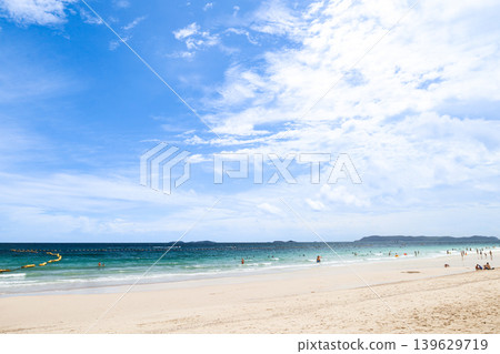 湛藍天空下的海灘 湛藍天空下的海灘 139629719