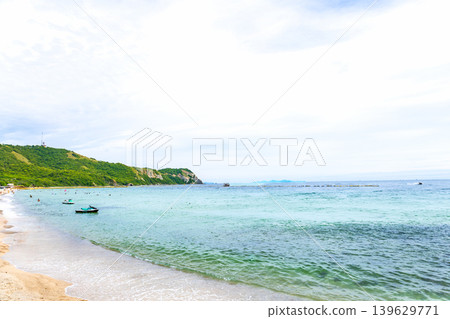 一片擁有廣闊藍色海洋的海灘 139629771