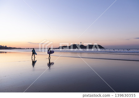 Shonan Kugenuma Beach: The tide is out and the sky is reflected on the beach. Shonan Kugenuma Beach: The tide is out and the sky is reflected on the beach. 139630355