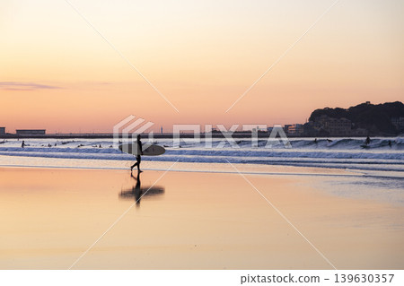 湘南久沼海灘:衝浪者正走向大海 湘南久沼海灘:衝浪者正走向大海 139630357