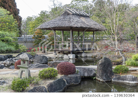 位於兵庫縣姬路市好古園「築山池之庭」(人工山丘池塘庭園)池塘邊的茅草屋頂涼亭 位於兵庫縣姬路市好古園「築山池之庭」(人工山丘池塘庭園)池塘邊的茅草屋頂涼亭 139630364