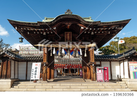 The magnificent main gate and grounds of the Itate Hyozu Shrine, the main shrine of Harima Province (Himeji City, Hyogo Prefecture) The magnificent main gate and grounds of the Itate Hyozu Shrine, the main shrine of Harima Province (Himeji City, Hyogo Prefecture) 139630366
