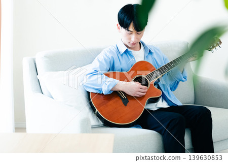 彈吉他的男人 139630853