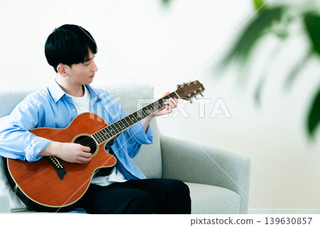 彈吉他的男人 139630857