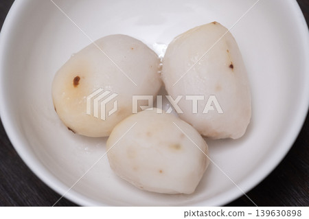 Boiled taro root with the skin removed. Boiled taro root with the skin removed. 139630898