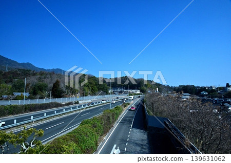 在晴朗的天空下開車行駛在高速公路上！這真的能讓人心情愉悅。 139631062