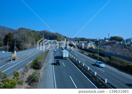 在晴朗的天空下開車行駛在高速公路上!這真的能讓人心情愉悅。 在晴朗的天空下開車行駛在高速公路上!這真的能讓人心情愉悅。 139631065