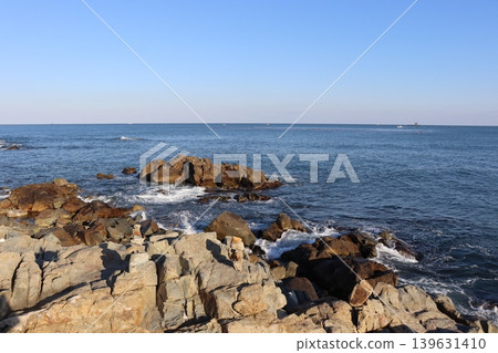 岩石海岸和藍天 岩石海岸和藍天 139631410