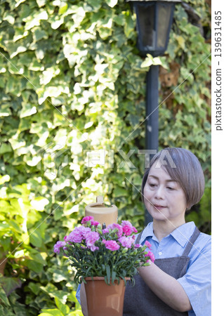 老年婦女們在自家院子裡享受園藝的樂趣 老年婦女們在自家院子裡享受園藝的樂趣 139631485
