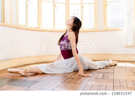 Japanese ballerina doing the splits Japanese ballerina doing the splits 139631547