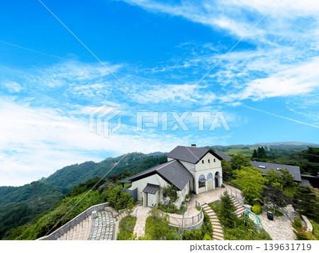 六甲山頂的設施以及向藍天延伸的高原景觀。 六甲山頂的設施以及向藍天延伸的高原景觀。 139631719