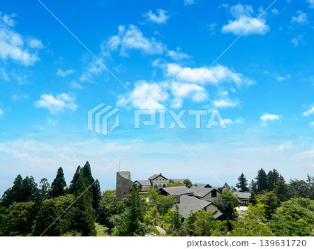六甲山頂的設施以及向藍天延伸的高原景觀。 六甲山頂的設施以及向藍天延伸的高原景觀。 139631720