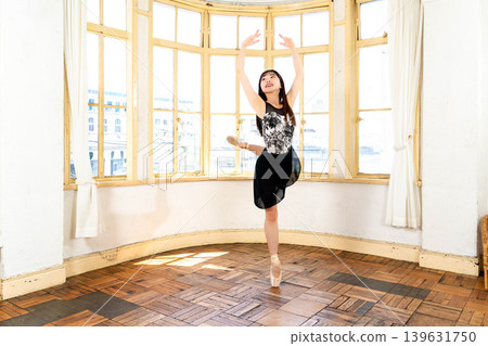 Japanese ballerina 139631750