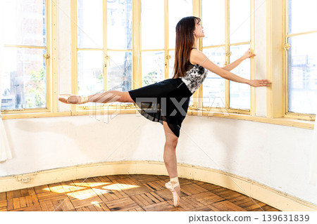 Japanese ballerina 139631839