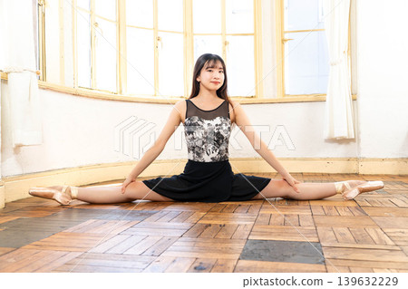 Japanese ballerina doing the splits Japanese ballerina doing the splits 139632229