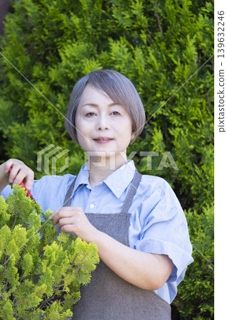 老年婦女們在自家院子裡享受園藝的樂趣 139632246