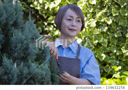 老年婦女們在自家院子裡享受園藝的樂趣 老年婦女們在自家院子裡享受園藝的樂趣 139632256