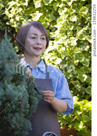老年婦女們在自家院子裡享受園藝的樂趣 老年婦女們在自家院子裡享受園藝的樂趣 139632259