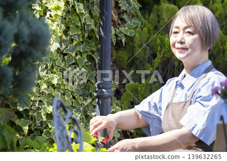 老年婦女們在自家院子裡享受園藝的樂趣 老年婦女們在自家院子裡享受園藝的樂趣 139632265