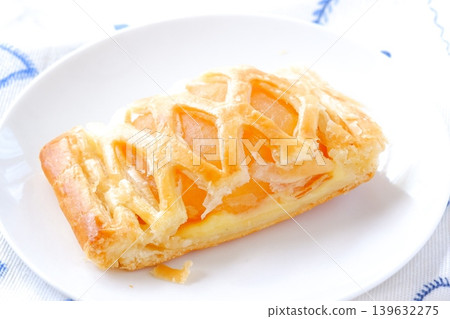 Apple pie - A delicious, crispy pie crust made with plenty of apples. Apple pie - A delicious, crispy pie crust made with plenty of apples. 139632275
