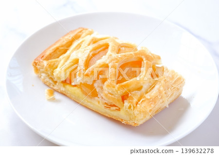 Apple pie - A delicious, crispy pie crust made with plenty of apples. Apple pie - A delicious, crispy pie crust made with plenty of apples. 139632278