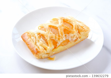 Apple pie - A delicious, crispy pie crust made with plenty of apples. Apple pie - A delicious, crispy pie crust made with plenty of apples. 139632279