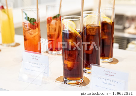 帶有時尚雞尾酒的酒吧櫃檯的圖像 139632851
