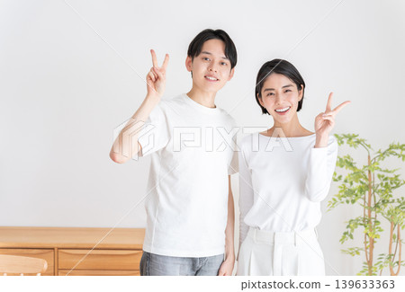 一對年齡差距大的夫妻比出和平手勢 一對年齡差距大的夫妻比出和平手勢 139633363