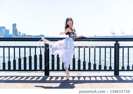 日本芭蕾舞者在海景的襯托下翩翩起舞 139633738