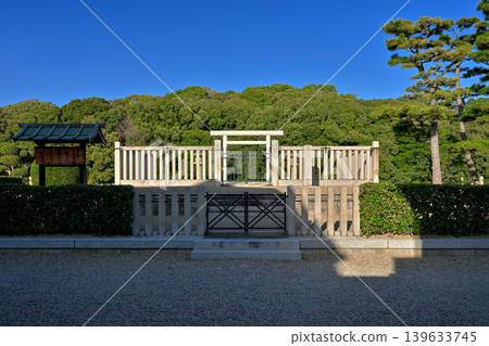 大阪府藤寺市岡三山墳（忠愛天皇江賀長野西陵） 139633745
