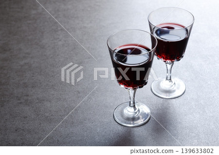 用紅酒祝酒－兩杯盛滿紅酒的酒杯舉杯慶祝的圖片 139633802