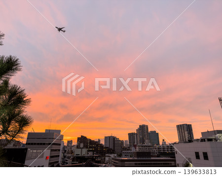 城市風景被夕陽染紅 城市風景被夕陽染紅 139633813
