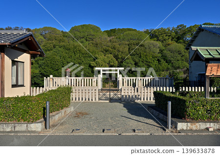 Shiragayama Kofun (Emperor Seinei's Mausoleum, Kawachi-Sakamotohara Mausoleum), Habikino City, Osaka Prefecture Shiragayama Kofun (Emperor Seinei's Mausoleum, Kawachi-Sakamotohara Mausoleum), Habikino City, Osaka Prefecture 139633878