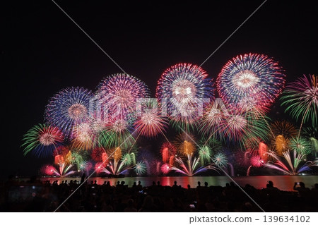 松江水鄉祭 湖上煙花 倒映在水面上的煙花 松江水鄉祭 湖上煙花 倒映在水面上的煙花 139634102